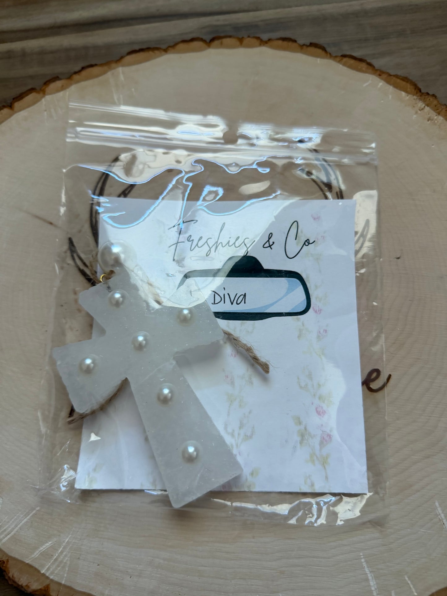 Diva Pearl Cross